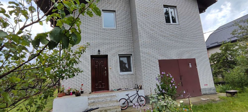 Новий двоповерховий цегляний будинок.4 кімнати.Гараж.10 соток землі