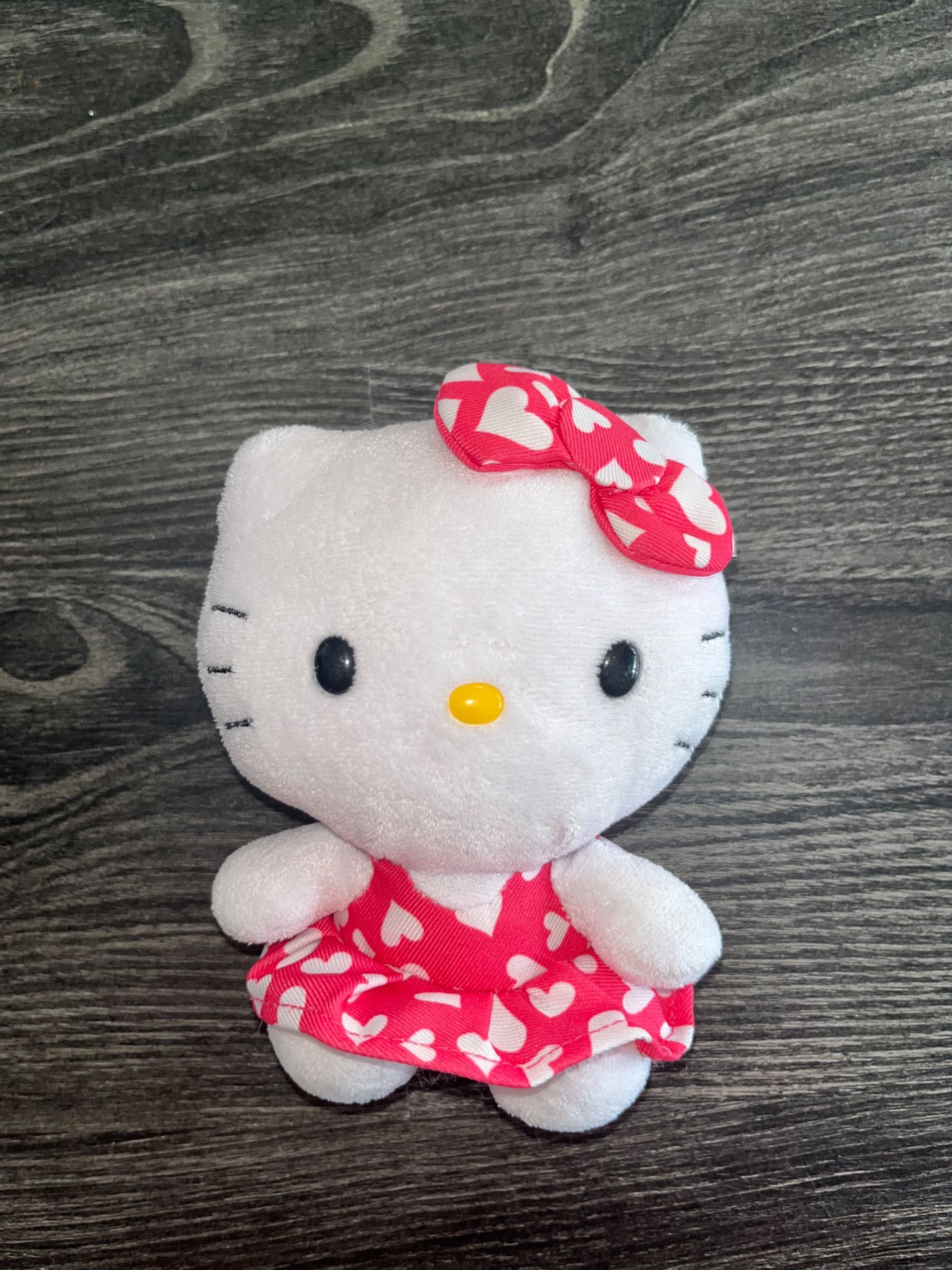 Hello Kitty Sanrio walentynki serduszka maskotka pluszak