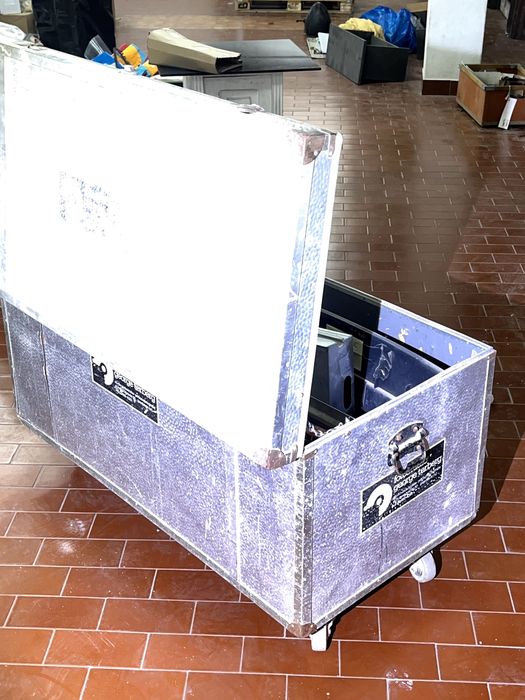 Caixa de com rodas para guardar material de espetáculo