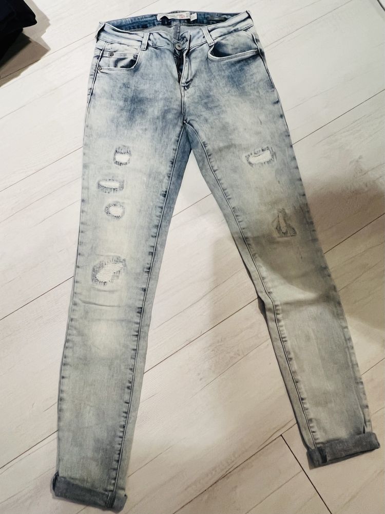 Rurki jeansowe ZARA jasny jeans z łatami 36