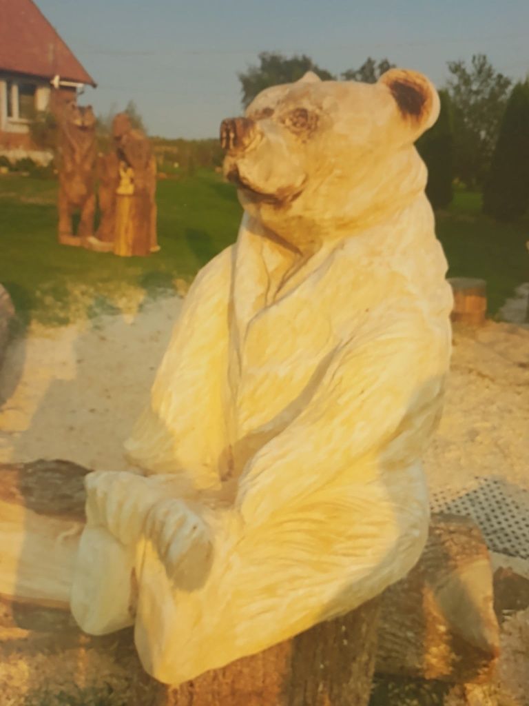 Orły rzeźbione rękodzieło