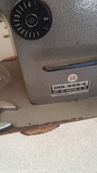 Máquina de ponto corrido antiga, a funcionar