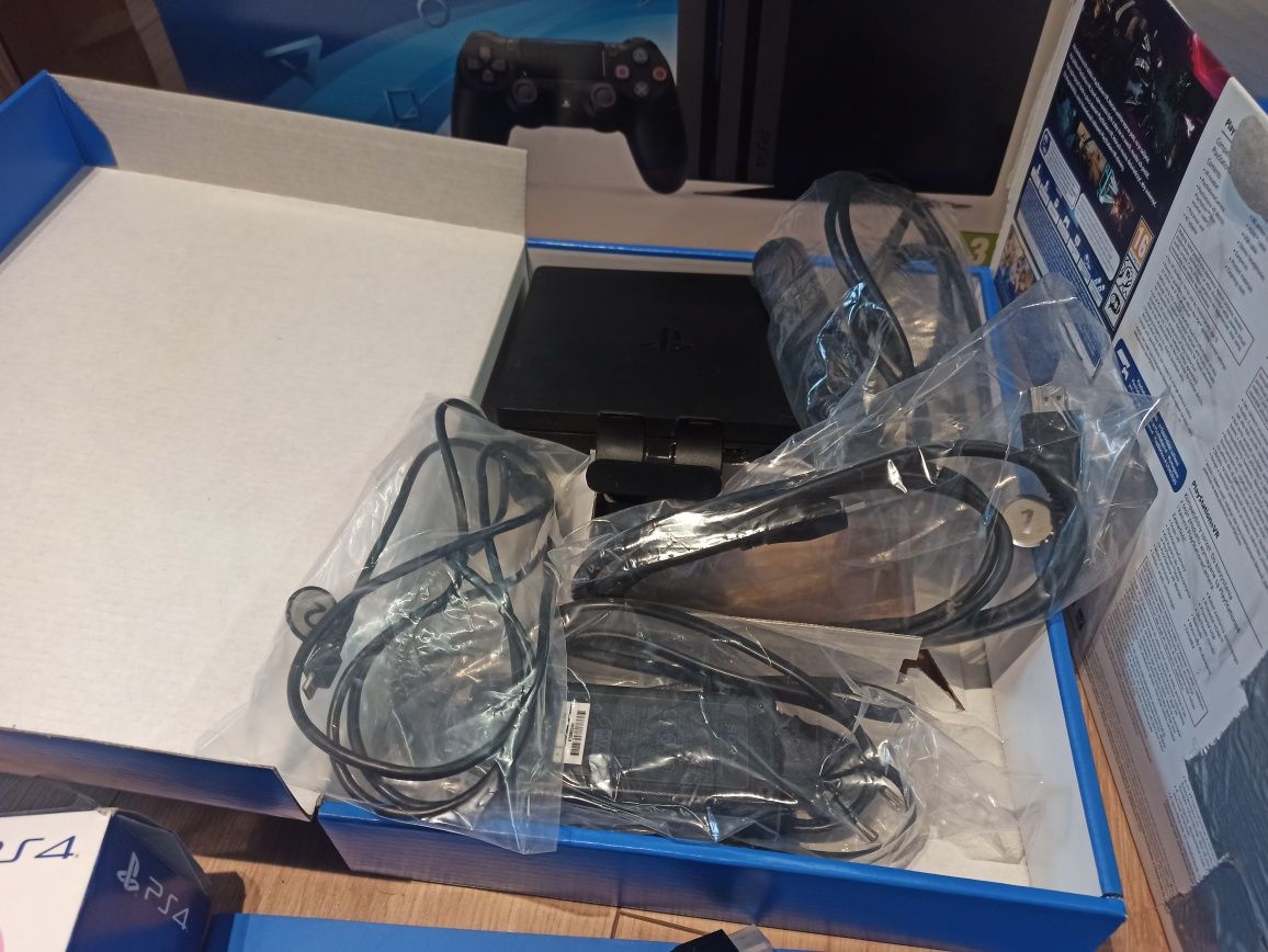 Konsola PS4 PRO CUH7016B + gogle VR CHU-ZVR2 + 2 PS move, pad i 4 gry