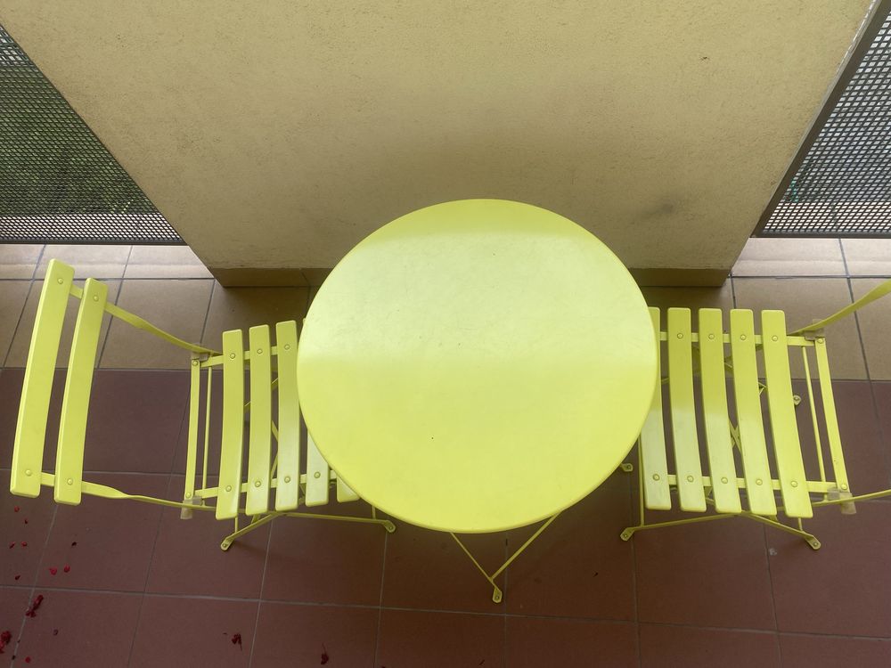 Stolik i krzesla na balkon