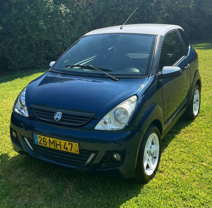 Microcar Aixam City azul e branco