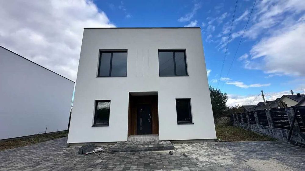 Зданий будинок поруч з містом