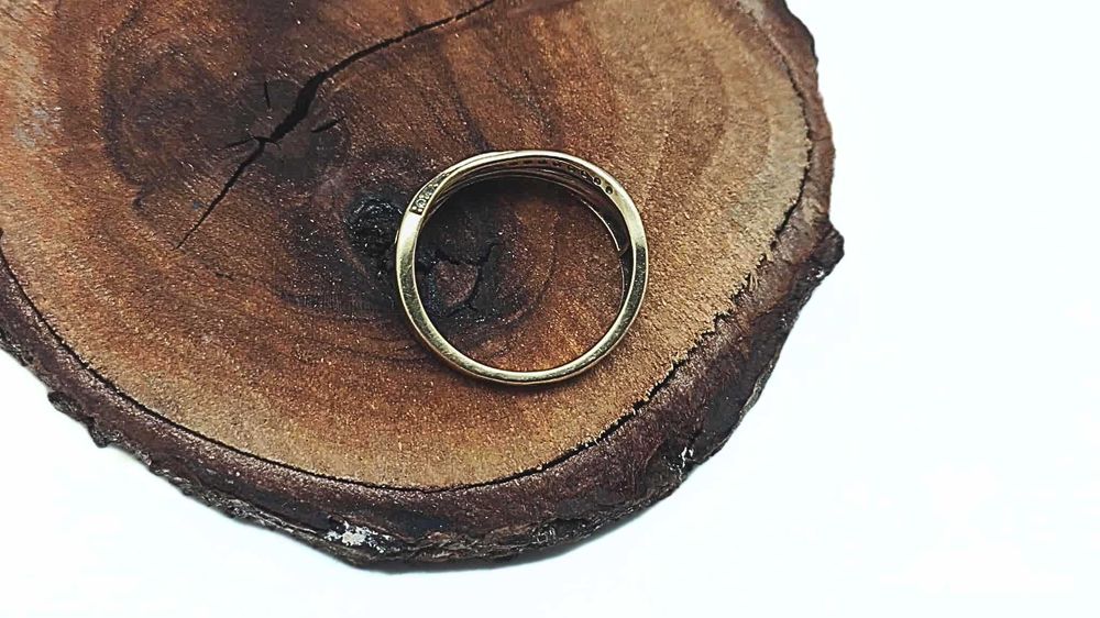 Złoty pierścionek obrączkowy z cyrkoniami - 333 - R.13 - 2,45g