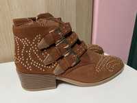 Botins camel / castanhos com fivelas douradas • 37