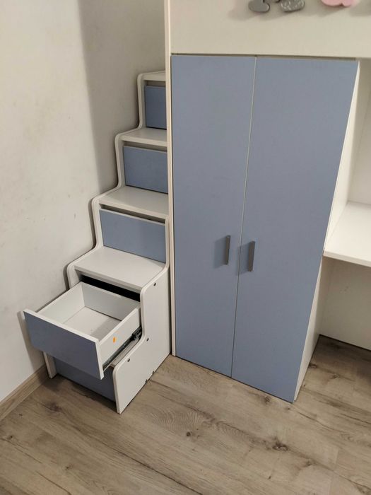 Łóżko piętrowe z biurkiem i szafą