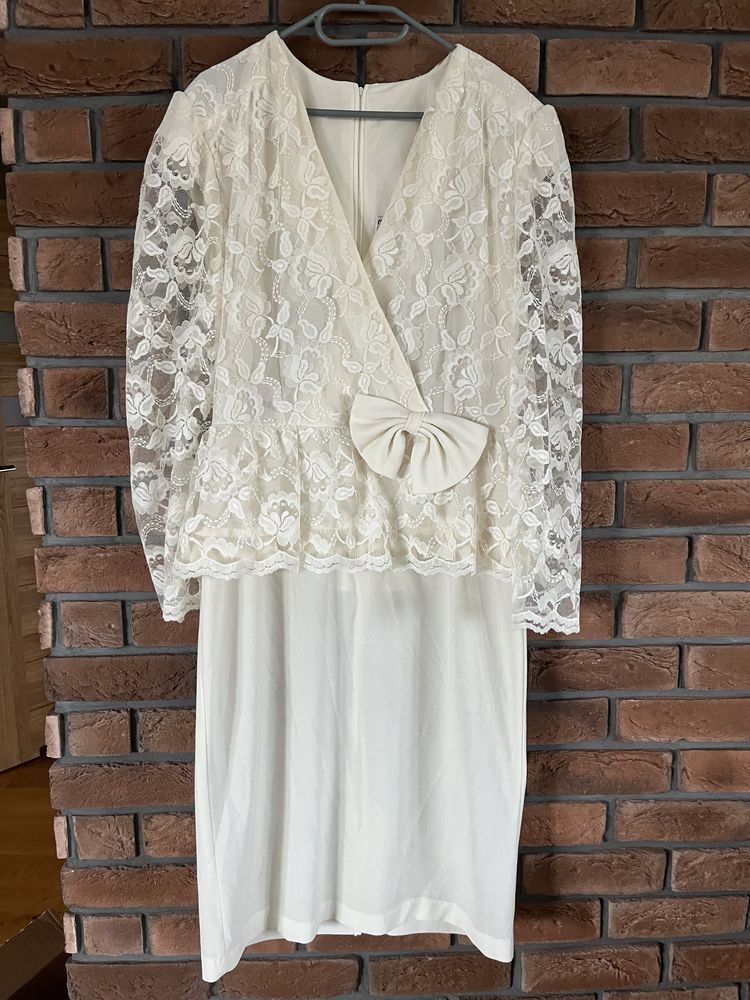Piękna biala kremowa suknia ślubna lub wizytowa z koronka