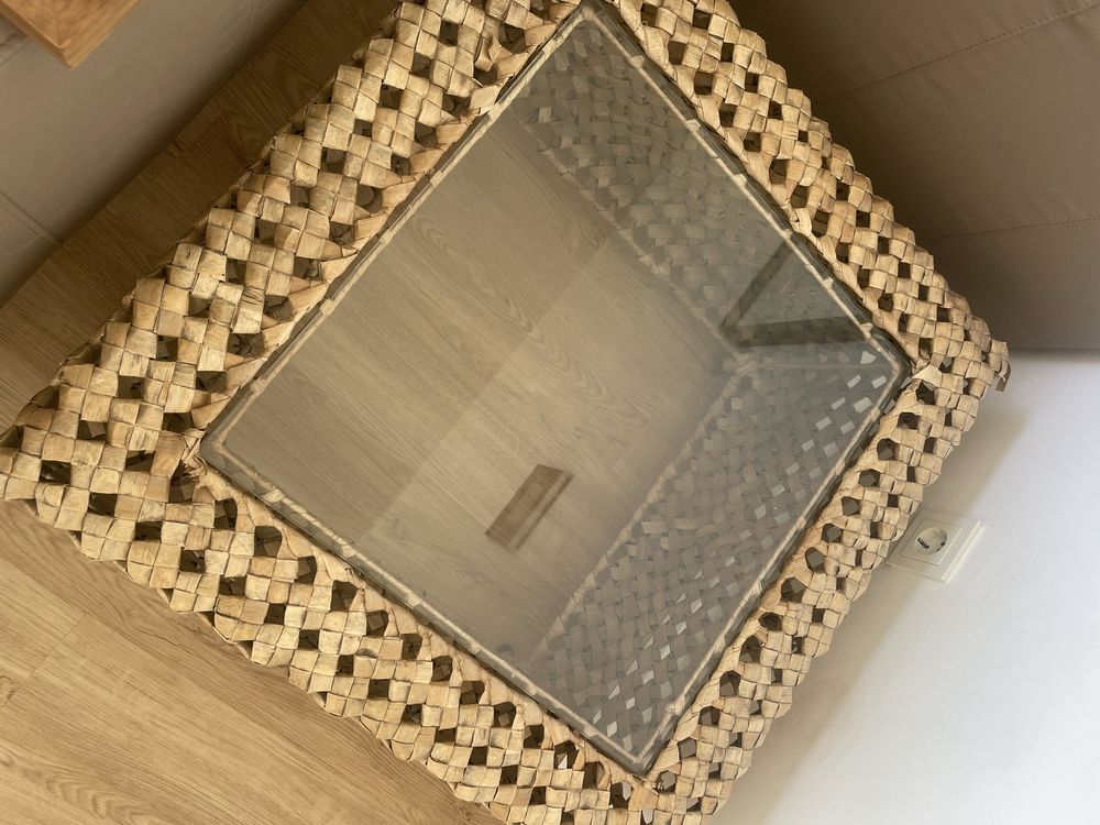 Mesa de centro ou de apoio quadrada com vidroe rattan