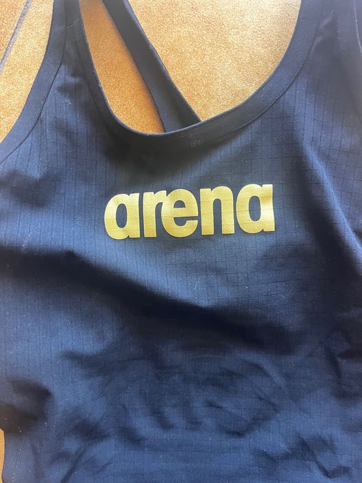 Fato de competição de natação arena