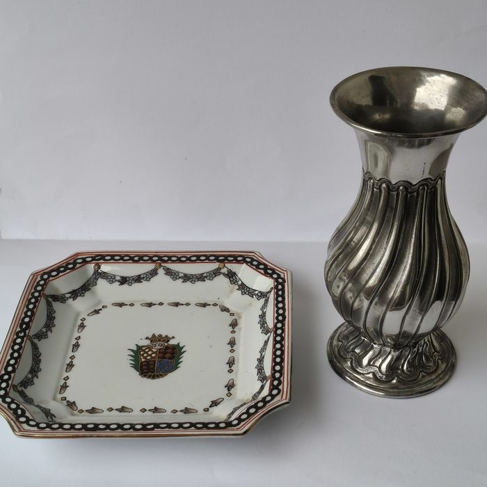 Jarra em estanho e prato pintado com brasão