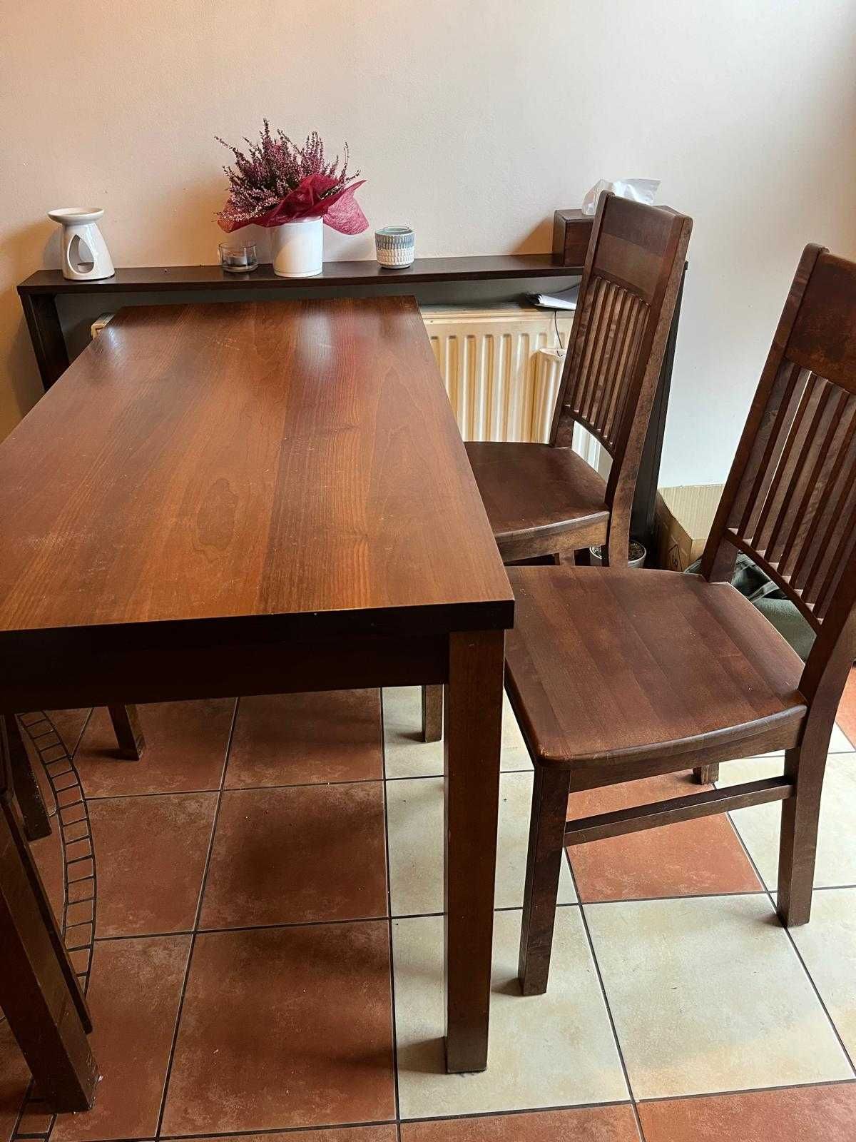 Krzesła drewniane plus stół drewniany