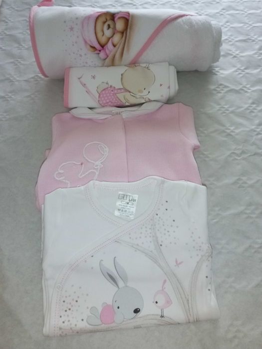 Roupa e acessórios de bebé