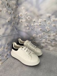 Женские белые кроссовки под бренд