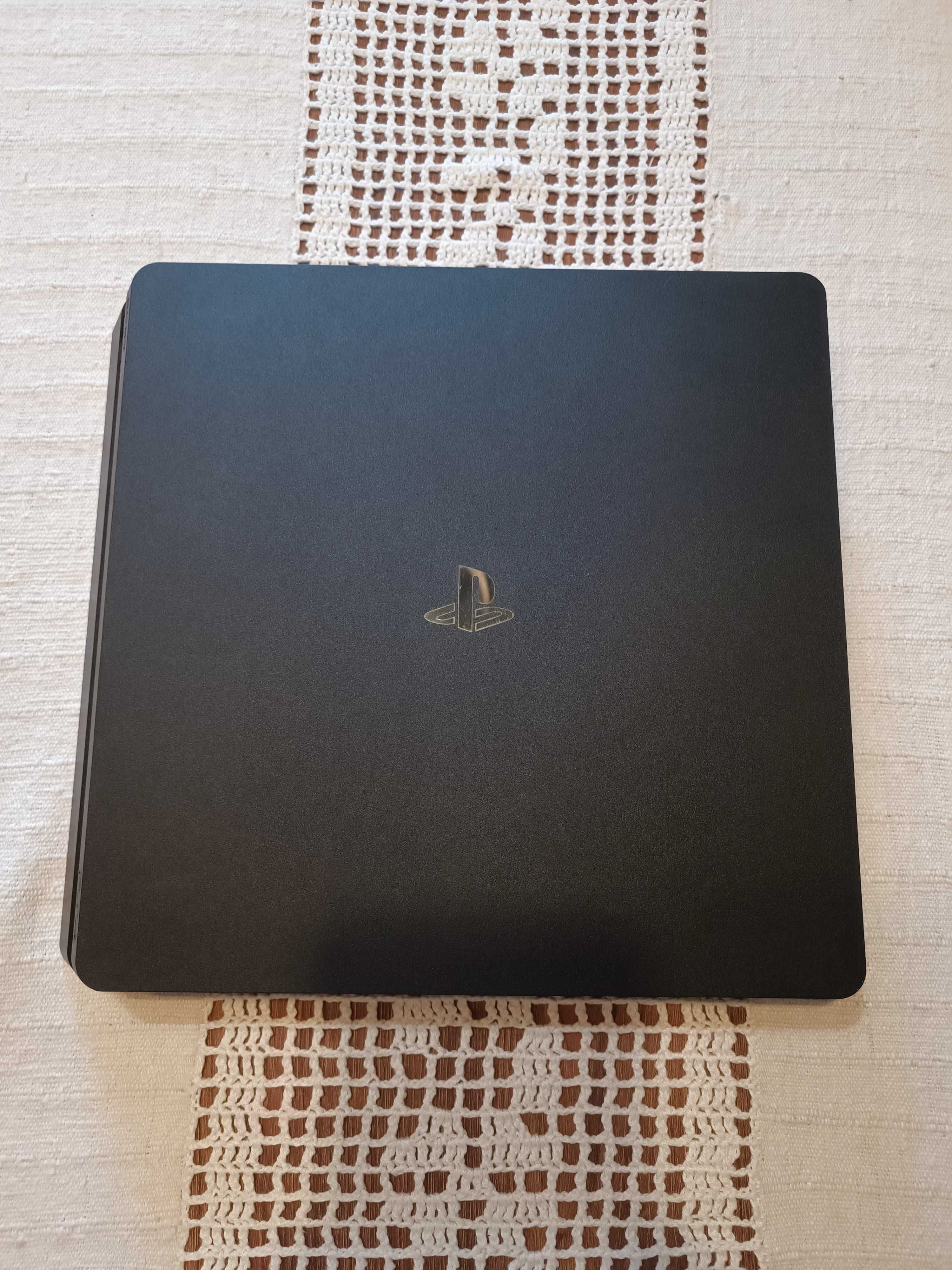 PS4 Slim com 1TB (com câmera, comandos e alguns jogos) (seminovo)