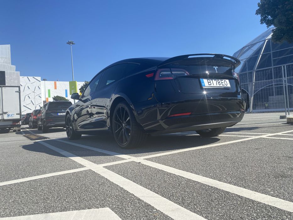Tesla model 3 350 euros semanais autonomia 400 km