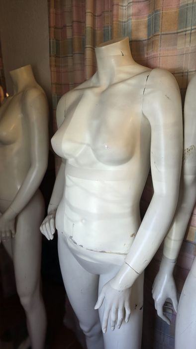 Manequins Lojas Brancos sem cabeça