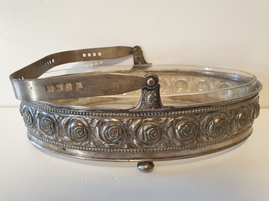 Antigo centro de mesa Arte Nova com rosas em casquinha com vidro