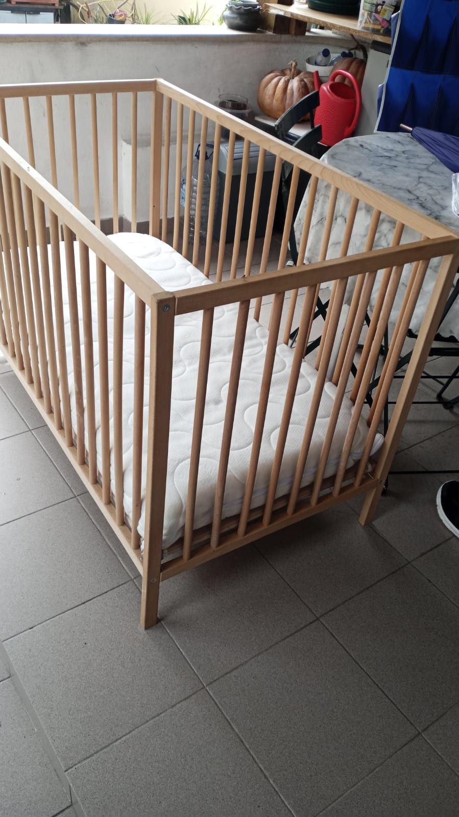Berço de bébé em madeira + colchão - como novo