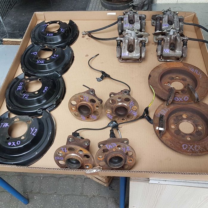 osłona błotna kotwiczna piasta abs tarcze hamulcowe klocki yaris 06-21