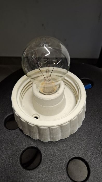 Lampa kinkiet z ceramiczna podstwa i szklanym kloszem garaż piwnica