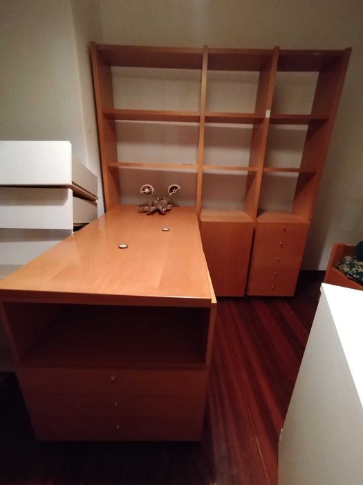 Secretaria com estante.