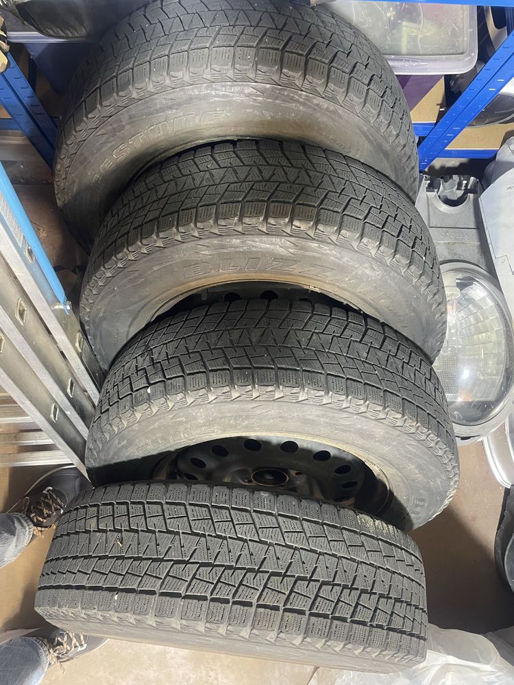 Opony zimowe: Bridgestone Blizzak 215/70 R16