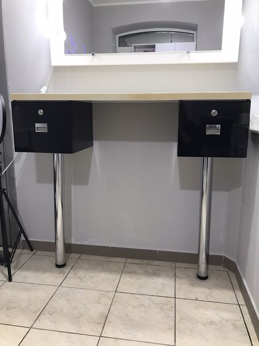 Тумба для макіяжу, майстра бровіста