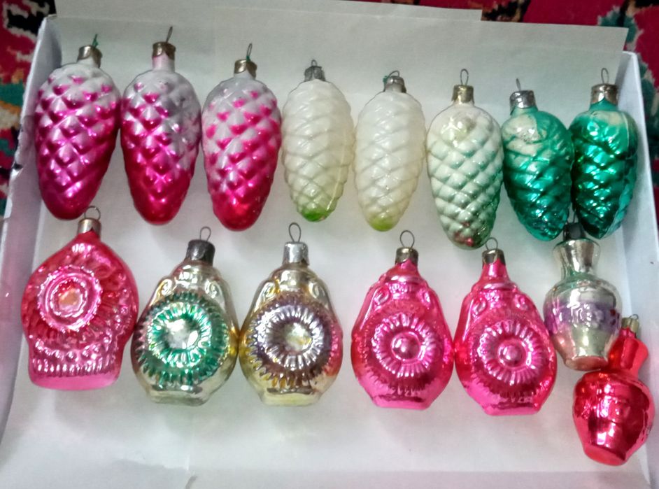 Игрушки новогодние СССР.шишки, вазы.