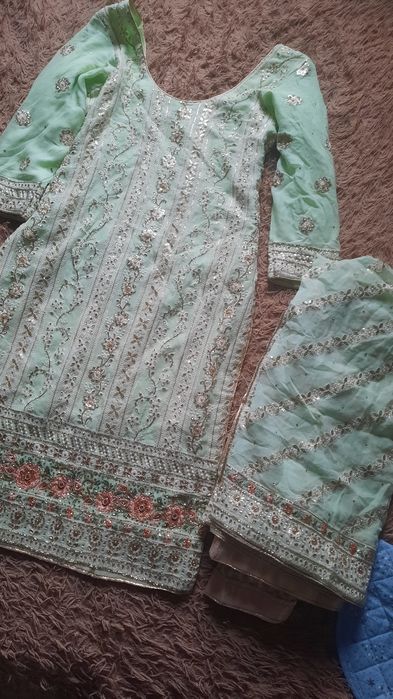 Национальная олеждв,сари и тд.