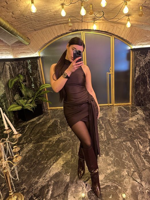 Коричнева атласна сукня с