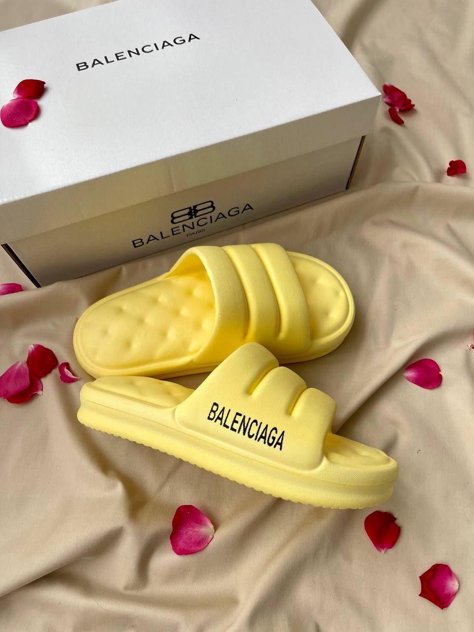 Жіночі шльопанці Balenciaga Puffy Slides ‘Yellow’