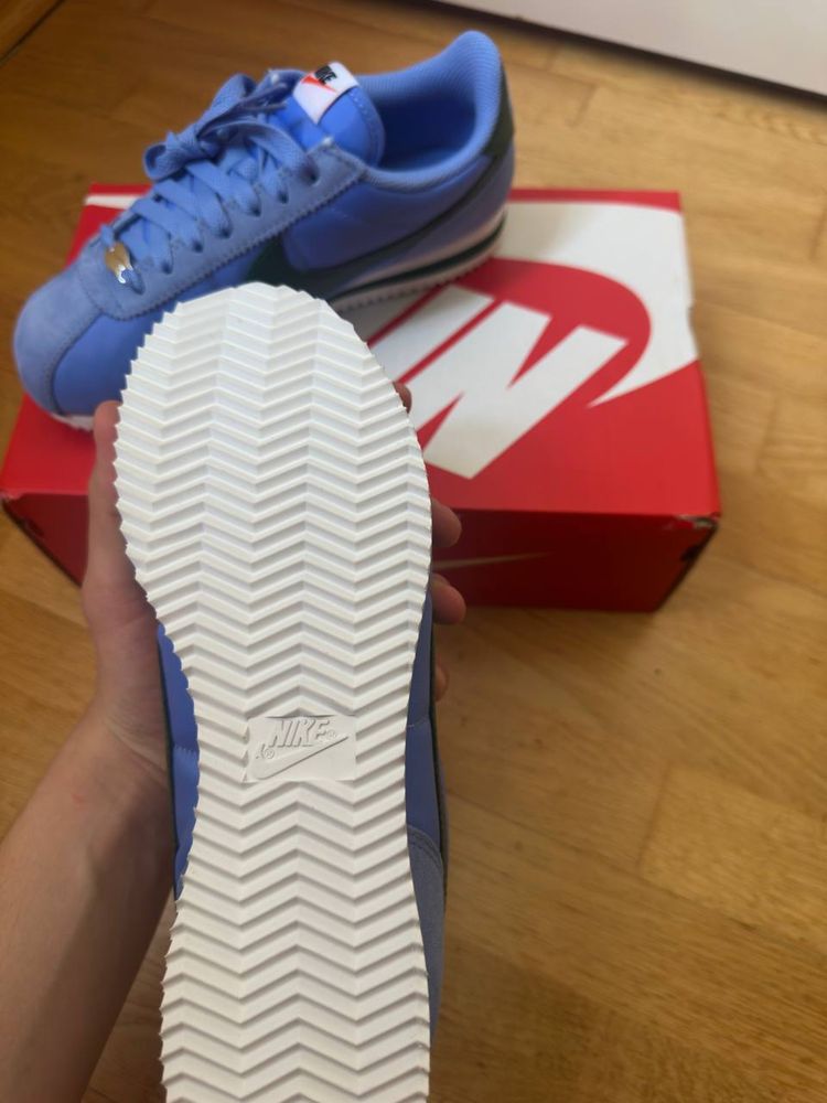 Кросівки жіночі Nike