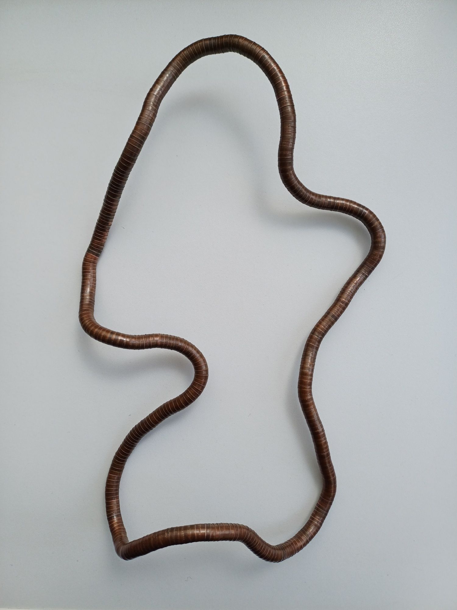 Colar cobra (snake necklace), maleável, de tom acobreado/cobre