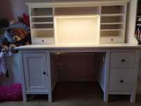biurko HEMNES Ikea z nadstawką i oświetleniem