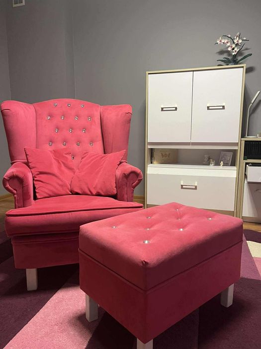 Sprzedam fotel z podnóżkiem kolor fuksja