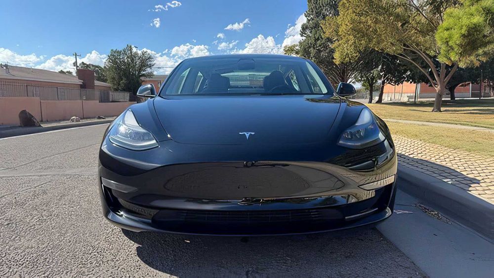 Tesla Model 3      2023