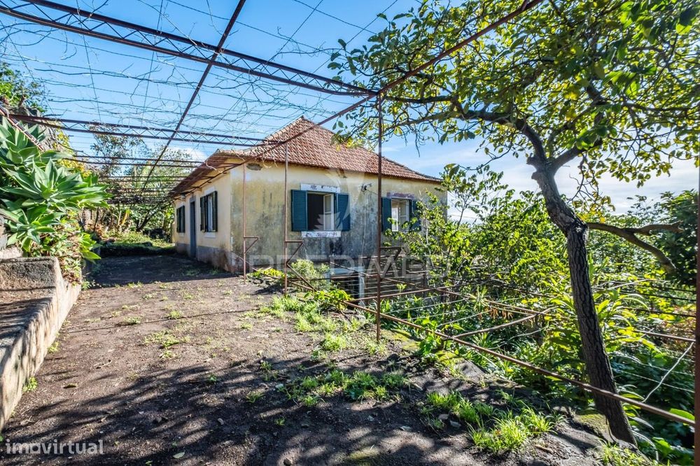 Moradia antiga de pedra Gaula Santa Cruz Ilha da Madeira
