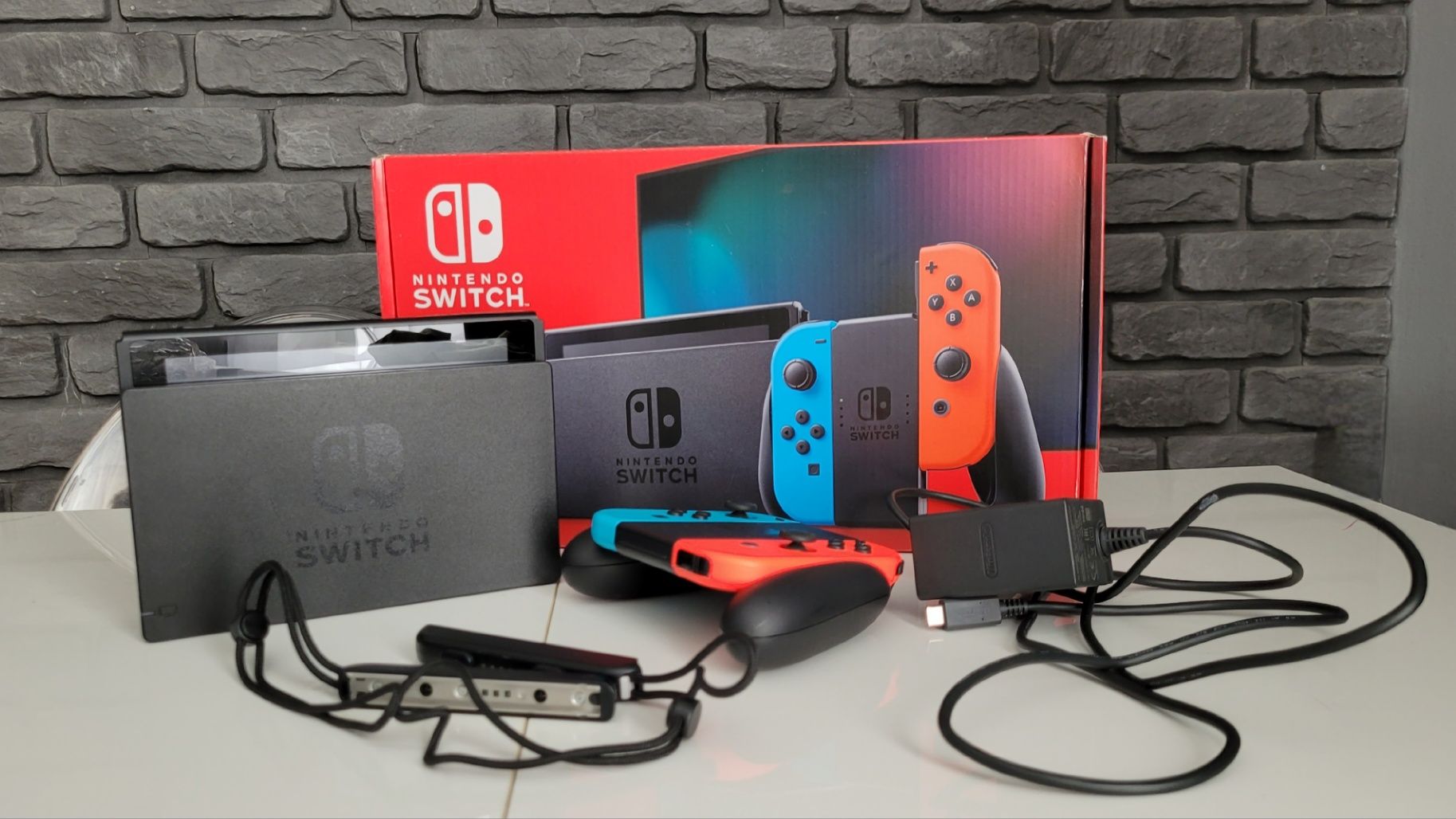 Konsola NINTENDO Switch + Joy-Con V2 2019
Niebiesko-czerwony