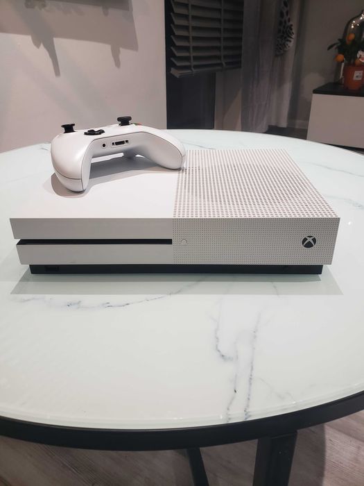 Konsola XBOX ONE z jednym padem kablem Hdmi i prądowym