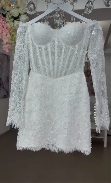 Весільна сукня, одягалась один раз на три годинки