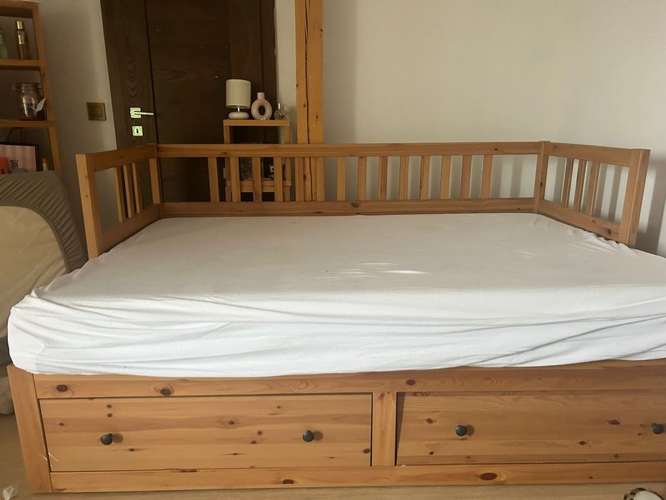 Drewniane łóżko z dwoma szufladami Ikea