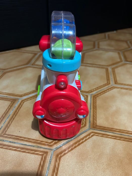 Comboio interativo com luzes e música. A funcionar