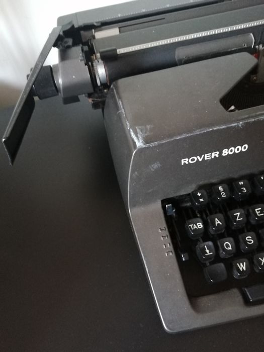Màquina de escrever ROVER 8000 a funcionar