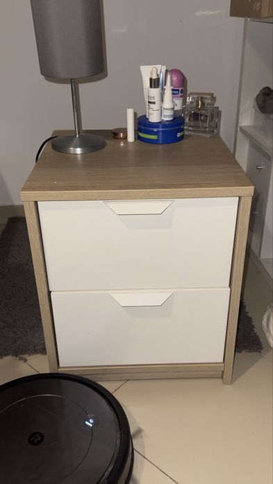 2 mesas de cabeceira ikea