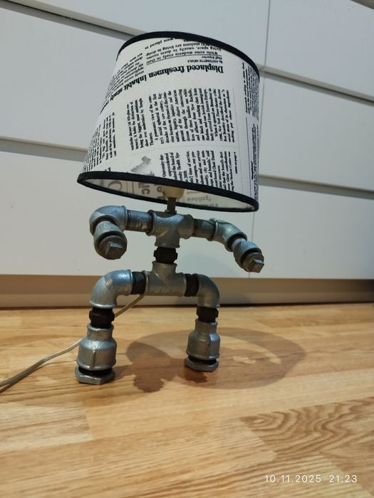 Lampa z kształtek hydraulicznych