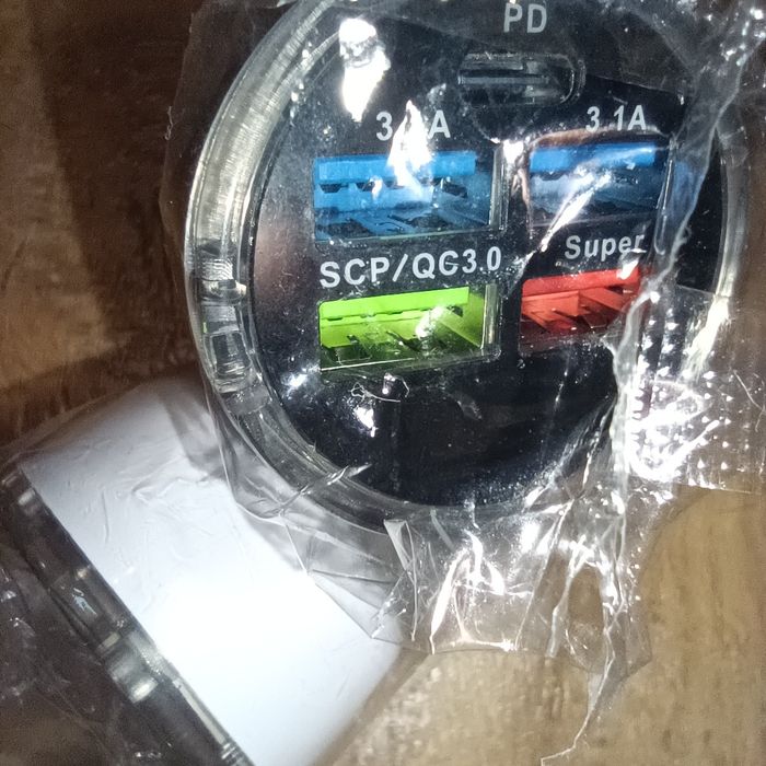 Адаптер автомобільний білого та чорного кольору з підсвічуванням