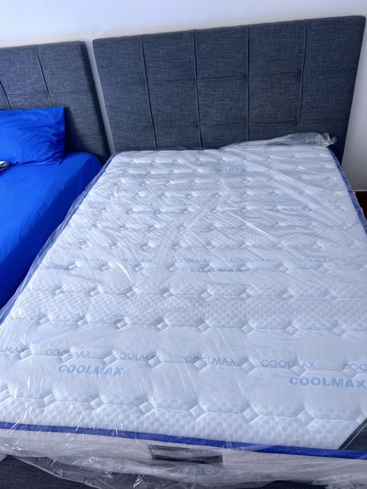 Cama estofada, com colchão e estrado
